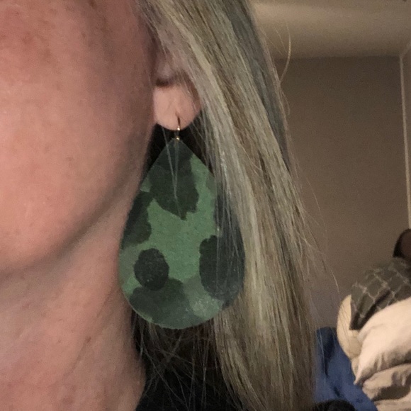 Leather camo teardrop earrings - Picture 3 of 3